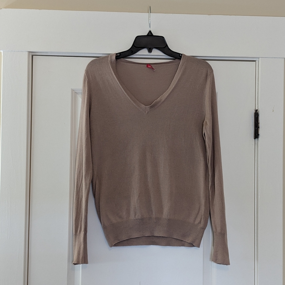 Altea V-Neck Tan with White Hearts on Elbows Sweater, Size M